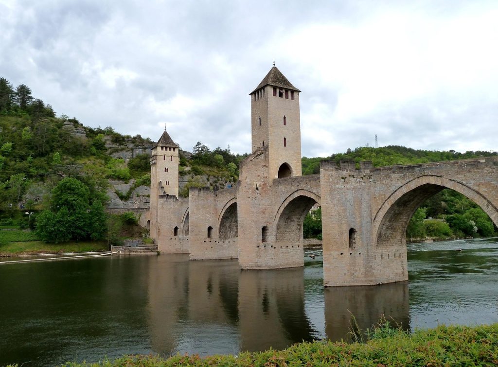 The medieval Valentré Bridge in Cahors, a UNESCO‑listed landmark spanning the Lot River.